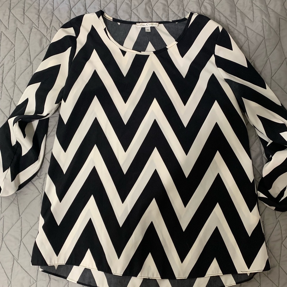 Moa moa black and white shirt